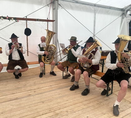 Die Pfatterer Buam musizieren in einem Bierzelt