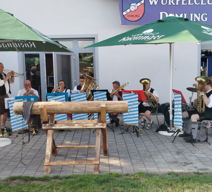 Die Pfatterer Buam spielen vor einem Vereinsheim in Demling.