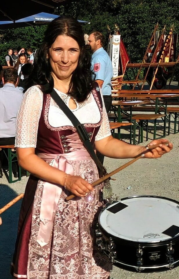 Weizenbeck Claudia, stehend mit umgehängter kleinen Trommel