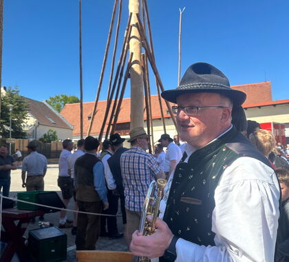 Franz Hofer vor dem Maibaum in Alteglofsheim